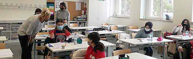 Neu nach Deutschland gezogene Kinder und Jugendliche verbessern in ihren Schulferien ihre Deutschkenntnisse.