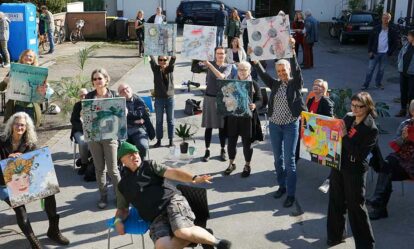 Forum-Dunkelbunt-Dortmund_Kunstversteigerung_Kuenstler-mit-Bildern