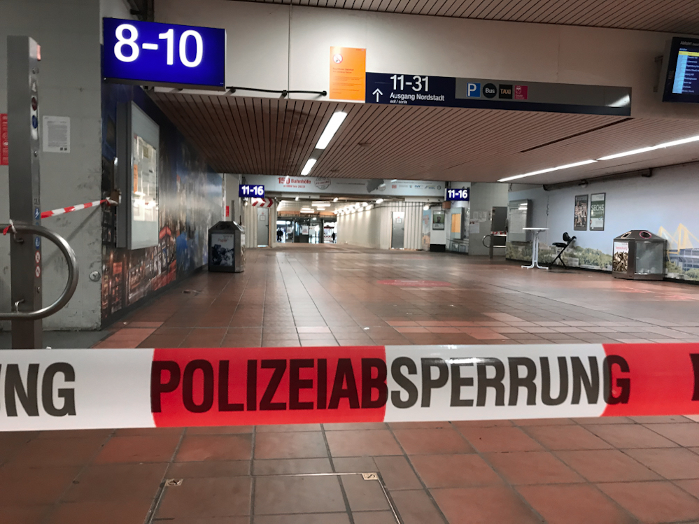 Ein unbeaufsichtigter Rucksack hat am Sonntagabend (4. Oktober 2020) für eine mehrstündige Sperrung des Dortmunder Hauptbahnhofs gesorgt. Bei ersten Untersuchungen konnte die Polizei eine mögliche Gefahr nicht ausschließen. Das Landeskriminalamt ließ den Rucksack daher sicherheitshalber kontrolliert sprengen. Am späten Abend wurden die Sperrungen aufgehoben.