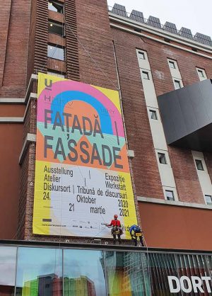 Das Banner für die HMKV-Ausstellung Faţadă/Fassade wurde schon am Dortmunder U aufgehangen. Foto: HMKV