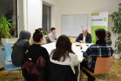 Lernstudio-IQ-Dortmund_MdL-Volkan-Baran-im-Lernstudio-IQ
