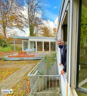 Noch guckt Wolfgang E. Weick aus dem Stahlhaus in den Garten - viel lieber würde er von dort aufs Hoesch-Museum blicken.