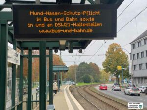 Schon länger gilt sowohl in den Fahrzeugen, aber auch auf den Haltestellen und Stadtbahnstationen, eine Maskenpflicht.