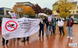 Vor dem Ort der Polizei-Pressekonferenz sammelten sich seinige Demonstrant*innen.