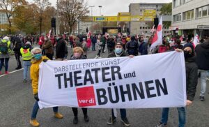 Viele Bereiche des öffentlichen Dienstes gingen auf die Straße - auch Beschäftigte des Stadttheaters. Foto: Fabian Trelle