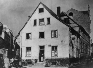 Das Foto zeigt das Wohnhaus der Töpferfamilie Borbein an der Straße Helle, die Töpferwerkstatt befand sich rückwärtig zum Burgwall hin.