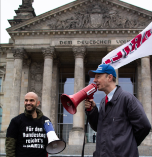 „Für den Bundestag reicht's“ - Marco Bülow hält nun für die „Die Partei“ im Bundestag die Fahne hoch. Foto: Paul Gäbler