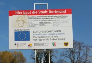 Auf dem Bauschild wurde das Freibad Stockheide mit erwähnt - dabei wird es ausdrücklich ausgespart. Foto: Susanne Schulte