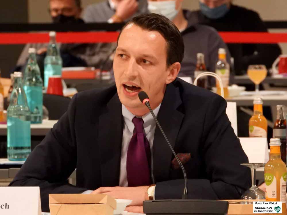 Matthias Helferich läuft sich - nach dem „Vorgeplänkel“ als Sachkundiger Bürger und Bundestagskandidat - perspektivisch als neuer AfD-Frontmann im Rat warn.
