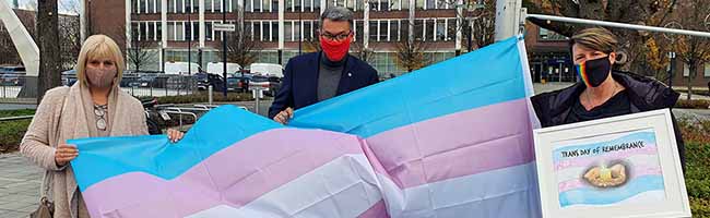 Natascha Zimmermann vom Landesverband Netzwerk Geschlechtliche Vielfalt Trans* NRW, Oberbürgermeister Thomas Westphal und Susanne Hildebrandt von der städt. Koordinierungsstelle für Lesben, Schwule und Transidente vor dem Dortmunder Stadthaus. ( (v.li.)