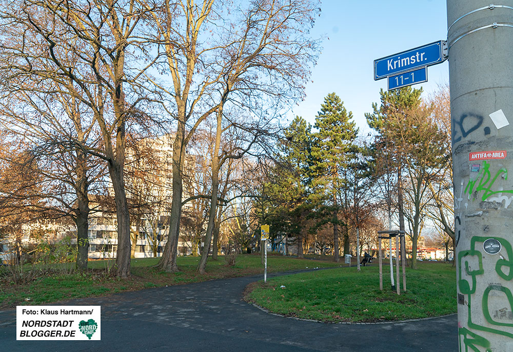 Ein Fußweg durch eine Grünfläche ist heute der letzte Hinweis auf die einstige Burgmundastraße.