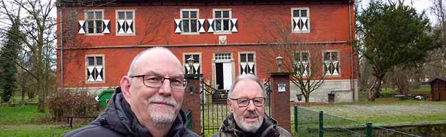 Matthias Hüppe (links) und Meinolf Schwering vor dem Haus Wenge in Lanstrop.﻿ Foto: Susanne Schulte