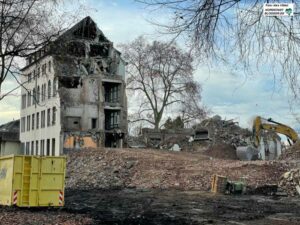 Der Abriss des ehemaligen Brüderkrankenhauses (Altbau der Anne-Frank-Gesamtschule) ist abgeschlossen. Foto: Alex Völkel