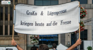 Corona-Demo: Groko und Lügenpresse kriegen heute auf die Fresse, steht auf diesem Transparent. Foto: Klaus Hartmann