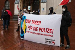 „Keine Taser für die Polizei" lautet die Botschaft von Solid. Foto: David Peters