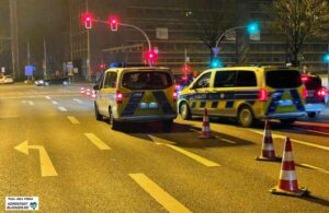 Die Polizei sperrte erneut Spuren und Straßen. Foto: Alex Völkel