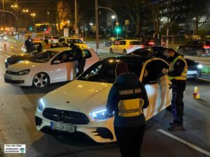 Der Behördeneeinsatz gegen die Raser-, Tuner- und Event-Szene am Wallring geht weiter. Foto: Alex Völkel