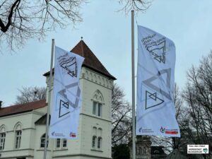 Erstmals wehten die neuen Fahnen am Wilhelmplatz, die ein Zeichen gegen Antisemitismus setzen. Fotos: Alex Völkel