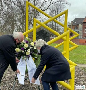 Stilles Gedenken: Ralf Stoltze und Manfred Kossack legten einen Kranz nieder - unter dem Geläut der Dorstfelder Kirchen.