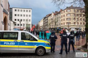 Die Polizei war bei der Kundgebung Thema, Kritikpunkt und Beschützer. Foto: Leopold Achilles