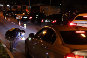 Die Polizei nahm die Fahrzeuge sehr genau unter die Lupe. Foto: Karsten Wickern