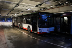 Ein Linienbus steht in dem Bus Depot