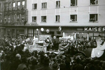 Karneval-in-Dortmund_Rosenmontag-1954_Schuetzenstrasse_Nordstadt