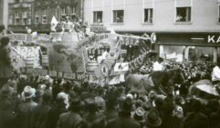 Karneval-in-Dortmund_Rosenmontag-1954_Schuetzenstrasse_Nordstadt_06