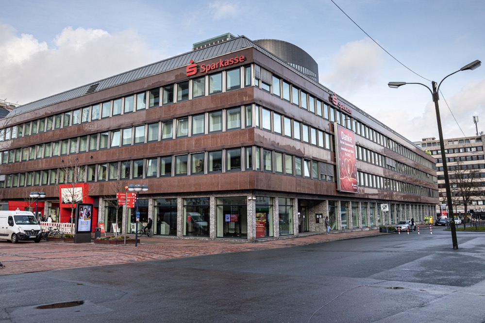 Wenig schmuckvoll ist die Kampstraße zwischen Petri- und Reinoldikirche.