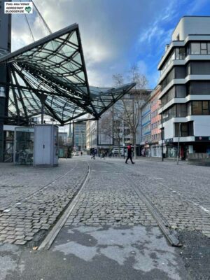 Die Straßenbahnen fahren seit 2008 unterirdisch. Doch teils liegen noch die Schienen auf der Kampstraße.