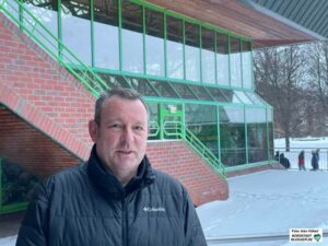 Sportdirektor André Knoche von den Sport- und Freizeitbetrieben hält das Nordbad (im Hintergrund) und das Freibad Stockheide für „abgängig“. Foto: Alex Völkel