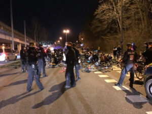 Menschen blockieren die Straße mit Fahrrädern