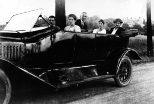 Hertha Hoffmann (ganz rechts) in einem der von ihr vertriebenen Stöwer-Modelle. Am Steuer sitzt ihr Bruder Walter Hoffmann, der in Dortmund ebenfalls ein Automobilgeschäft leitete. Er wurde von den Nazis ermordet. Neben ihm die Ärztin Fr. Dr. Martha Meyer, die ihre Praxis am Hansaplatz hatte. 1933, am Boykott-Tag, wurde die Praxis von SA-Leuten verwüstet. Wenig später wurde sie aus der Ärztevereinigung ausgeschlossen und somit arbeitslos.