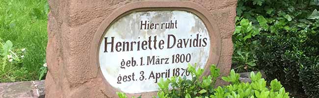 Eine Blume in einem Kochtopf als Grabschmuck für das Grab von Henriette Davidis auf dem Ostfriedhof. Fotos: Stadt Dortmund