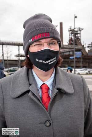 Bettina Neuhaus von Die Partei mit einem Zwinkern.