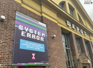 „System Error - wegen eines Virus kann das Programm nicht starten“ - das Banner am Depot ist symptomatisch - Lockerungen sind nicht in Sicht. Foto: Alex Völkel