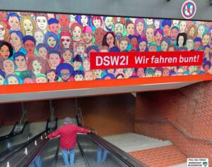 DSW21 bezieht seit Jahren Position für Vielfalt - „Wir fahren bunt“ heißt es heispislweise ganzjährig am Stadtgarten. Foto: Alex Völkel