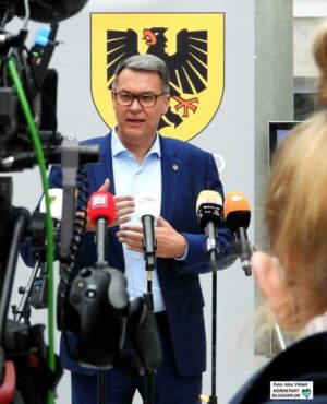 Nach der angekündigten und vom Land kassierten Schulschließung gab es einen Medien-Auflauf, um Statements von OB Thomas Westphal einzufangen. Foto: Alex Völkel