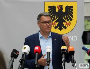 Nach der angekündigten und vom Land kassierten Schulschließung gab es einen Medien-Auflauf, um Statements von OB Thomas Westphal einzufangen. Foto: Alex Völkel