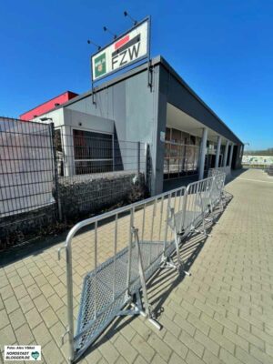 Statt Konzertbesucher*innen werden hier nun Obdachlose anstehen.