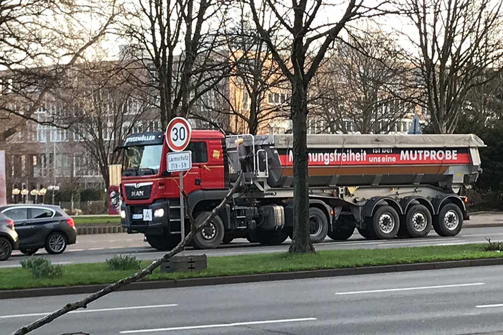 Lkw der Firma Stegemöller sind oft in Dortmund unterwegs - mit verschiedenen Botschaften.