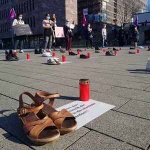 Durch 31 Paar Schuhe und 31 Grabkerzen wurde auf die beinahe täglich stattfinden Femizide in der Türkei aufmerksam gemacht.