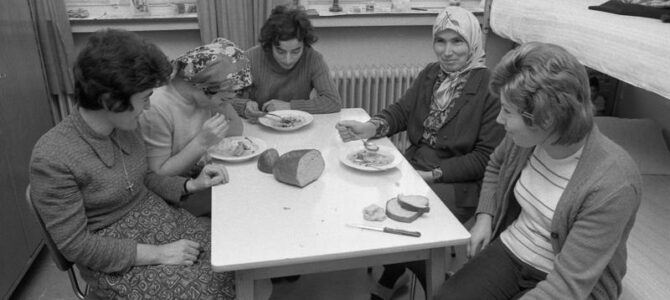 Unterbringung von Gastarbeiterinnen bei der Firma Brandt in Hagen, Zuwanderung, Gastarbeiter (Foto: Ulrich Wienke/ Bundesarchiv, 13 Dezember 1972, Quelle: Presse- und Informationsamt der Bundesregierung)