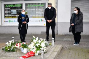 Stilles Gedenken: Witwe Elif Kubaşık, Oberbürgermeister Thomas Westphal, Tochter Gamze Kubaşık (v.l.n.r.). Foto: Torsten Tullius