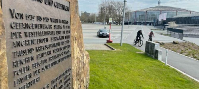 Das Mahnmal für die Zwangsarbeiter*innen im Stalag steht vor dem Kongresszentrum Westfalenhallen. Fotos: Alex Völkel