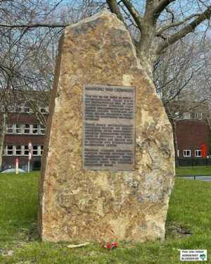 Das Mahnmal für die Kriegsgefangenen und Zwangsarbeiter:innen im Stalag steht vor dem Kongresszentrum Westfalenhallen.