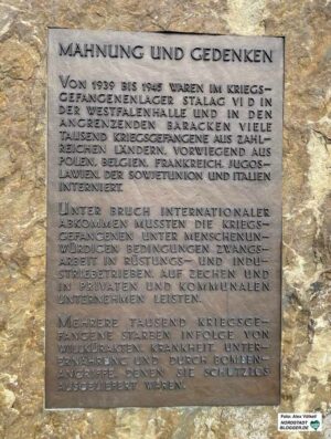 Das Mahnmal für die Kriegsgefangenen und Zwangsarbeiter:innen im Stalag steht vor dem Kongresszentrum Westfalenhallen. 