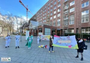 Eine symbolische Protestaktion fand am Klinikum Mitte statt. Fotos: Alex Völkel