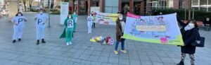 Eine symbolische Protestaktion fand am Klinikum Mitte statt. Fotos: Alex Völkel