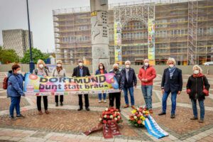 Der Arbeitskreis Dortmund gegen Rechtsextremismus und der Förderverein der Mahn- und Gedenkstätte Steinwache legten auf dem Friedensplatz Kränze nieder. Foto: Stephan Schütze